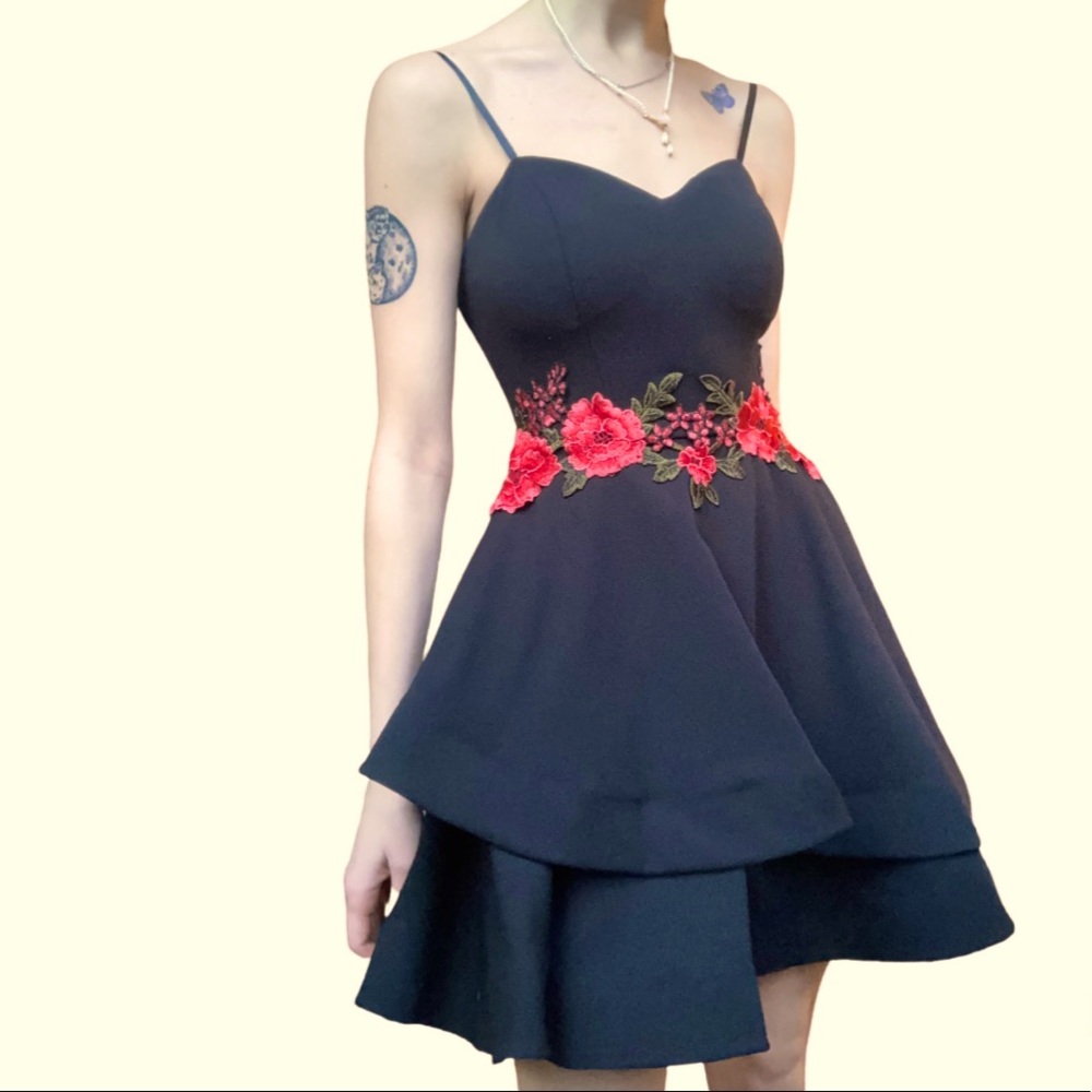 B. DARLIN BLACK EMBROIDERED ROSE STRAPPY POUF FANCY MINIDRESS— Size 0-2